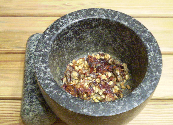 1. Этап. Напиток с имбирем для иммунитета: 2. Сушеный шиповник растолките в ступке.