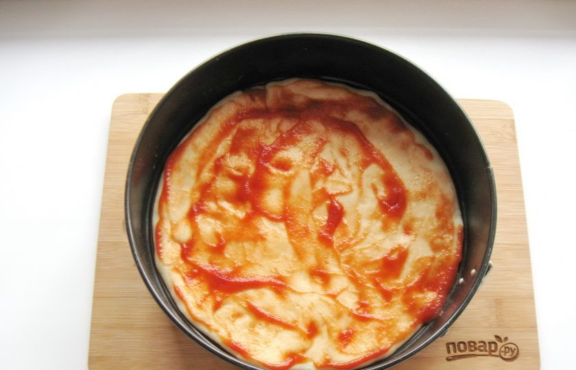 1. Этап. Самая вкусная пицца: Смажьте тесто слоем кетчупа.