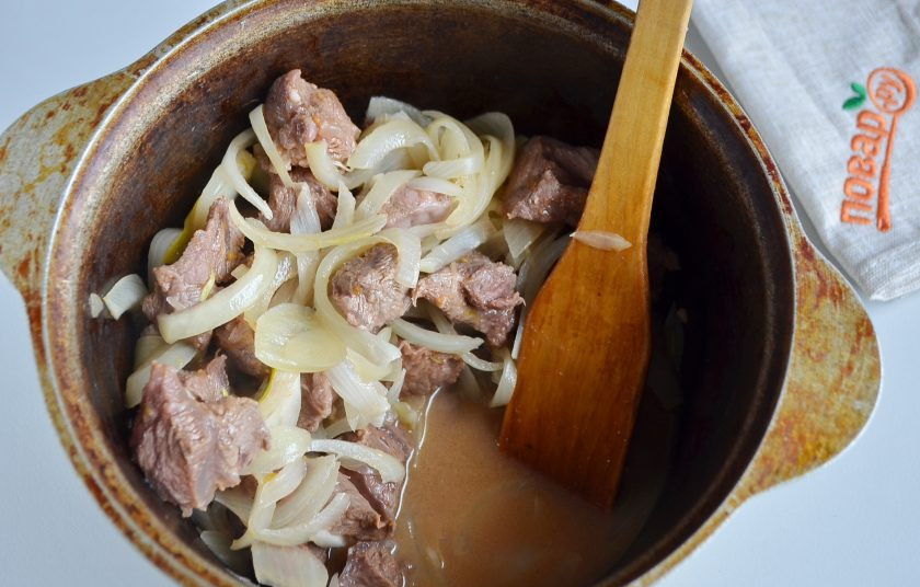 1. Этап. Чашушули по-грузински из говядины: 4. Тушите, пока вся влага не выпарится. Периодически перемешивайте.