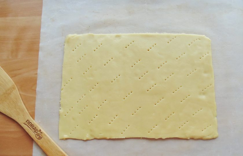 1. Этап. Краковское печенье: Достаньте тесто из холодильника и раскатайте в пласт толщиной 3-4 мм. Наколите вилкой и отправьте в духовку, разогретую до 175-180 градусов.