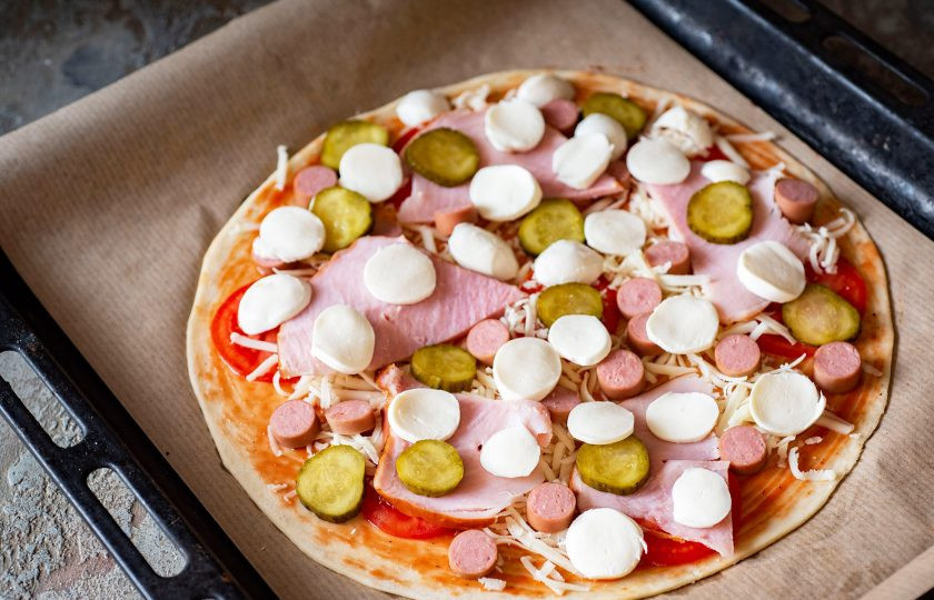 1. Этап. Пицца Виктория: Разложите моцареллу, также нарезанную тонкими ломтиками предварительно. Пиццу отправьте в уже разогретую до 180 градусов духовку на 15 минут.