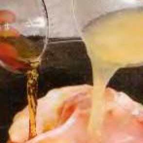 1. Этап. Курица с виноградом: Курицу хорошо промыть, обсушить и порезать на 8-10 частей. С лимонов снять цедру, из мякоти выжать сок. Перемешать его с ромом, приправить солью и перцем по вкусу. Залить курицу маринадом и дать настояться 2 часа.