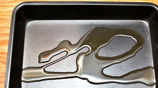 1. Этап. Томатный соус для пиццы: Масло налить на противень.