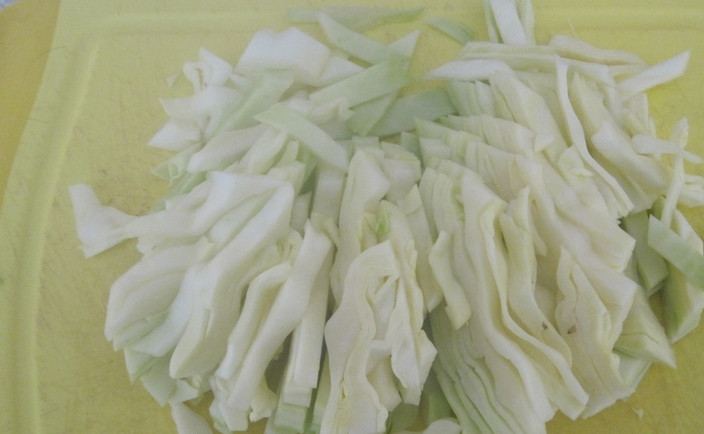 1. Этап. Слоеное бездрожжевое тесто с капустой: Капусту промойте и нашинкуйте.