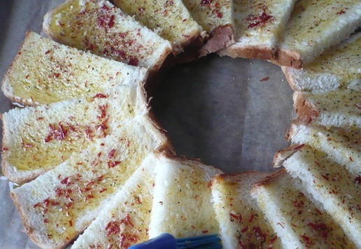 1. Этап. А-ля пицца с колбасой Индилайт: Растопите сливочное масло добавьте в него приправу 