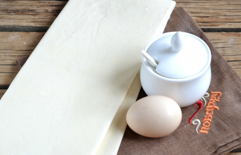 1. Этап. Язычки из готового слоеного теста: Нам понадобится 2 листа готового слоеного дрожжевого теста, немного сахара и яйцо для смазывания.