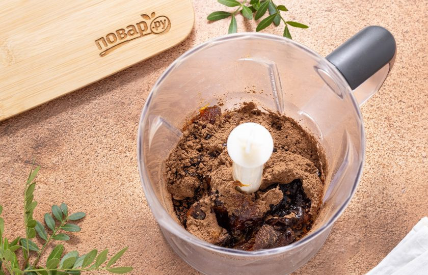 1. Этап. Шоколадные конфеты без сахара: В блендер переложите финики, какао-порошок, воду, щепотку соли и финики. Измельчите до однородной массы.