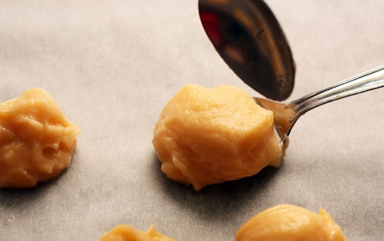 1. Этап. Торт Крокембуш: 4. Тесто получается нежным, держит форму, к рукам не липнет, но на противень его все равно лучше выкладывать ложками, которые после каждого шарика надо окунать в воду.