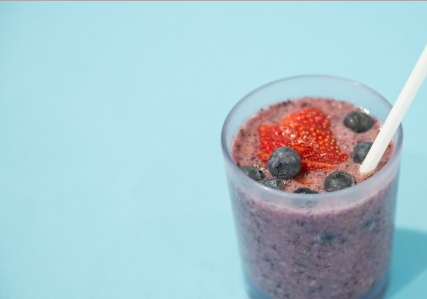 1. Этап. Черничный смузи с бананом и кокосовым молоком: 3. Льда можно добавить и меньше - кто как любит. Разливаем по стаканам, украшаем свежими ягодами и подаем!