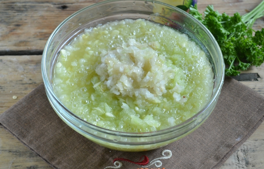 1. Этап. Икра кабачковая (закрутка): Кабачки и лук измельчите с помощью мясорубки до состояния кашицы.