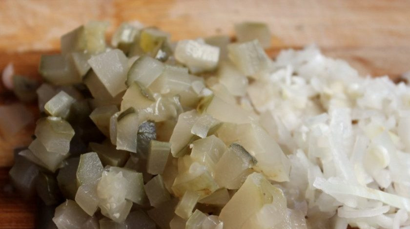 1. Этап. Слоеный салат с солеными огурцами: Огурцы нарежьте мелкими кубиками. Лук измельчите любым удобным способом.