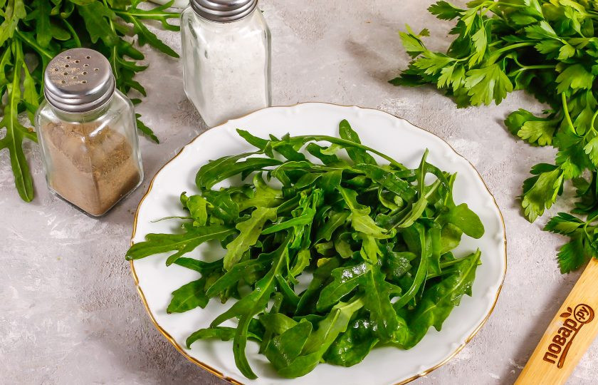 1. Этап. Салат с уткой и рукколой: Рукколу промойте в воде, стряхните с листьев лишнюю влагу и выложите ее на тарелку.