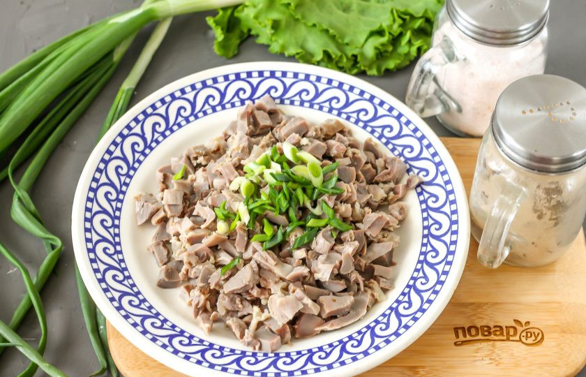 1. Этап. Блины с куриными желудками: Извлеките их из бульона, нарежьте мелкими кубиками. Промойте стебли зеленого лука, измельчите и перемешайте с нарезкой субпродукта. По желанию массу можно поджарить на сковороде в небольшом количестве растительного масла.