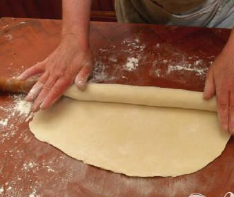 1. Этап. Домашнее тесто фило: 4. Раскатайте тесто при помощи скалки, стараясь сделать его как можно более тонким.