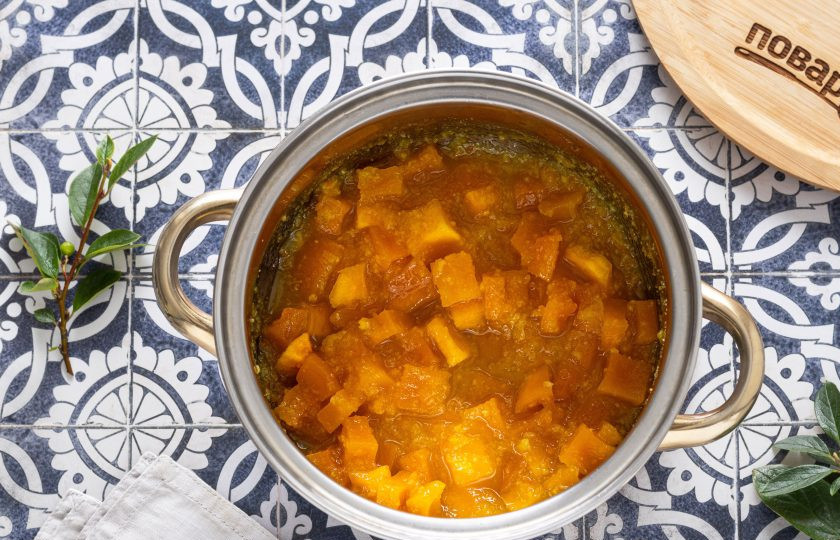 1. Этап. Тыквенные цукаты в духовке: Всего потребуется так проварить цукаты 3 раза. После этого откиньте тыкву на сито и дайте стечь сиропу.