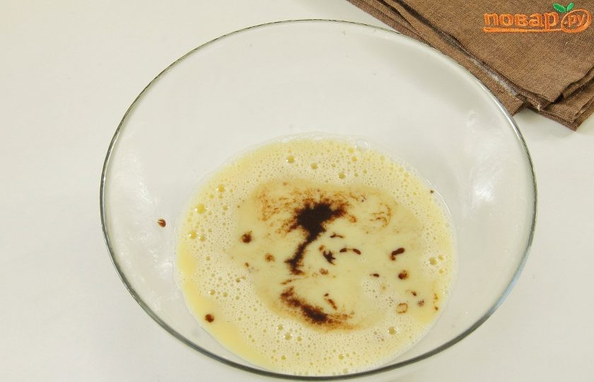 1. Этап. Шоколадный пирог с изюмом: Добавьте к ним остывшую шоколадную смесь.