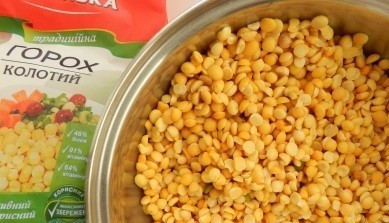 1. Этап. Cуп гороховый с курицей: Промываем горох. Горох заливаем холодной водой на 1 час.