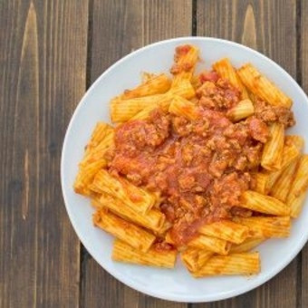 1. Этап. Итальянский ужин дома: Разделите макароны между тарелками и добавьте оставшийся мясной соус сверху.