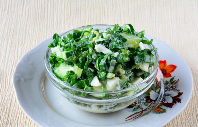 1. Этап. Салат из черемши: 7. Салат перемешайте, посолите и поперчите по вкусу, затем распределите салат в порционную посуду и подавайте к столу.