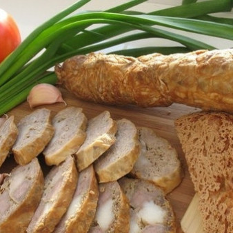 Домашняя колбаса в свиной сетке