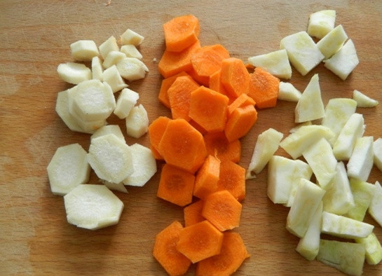 1. Этап. Картофельный суп-толчeнка с квашеной капустой: 2. Затем очистим корень петрушки, сельдерей и морковку. Нарезаем их небольшими кусочками и добавляем к луку. Помешивая тушим минут 10.