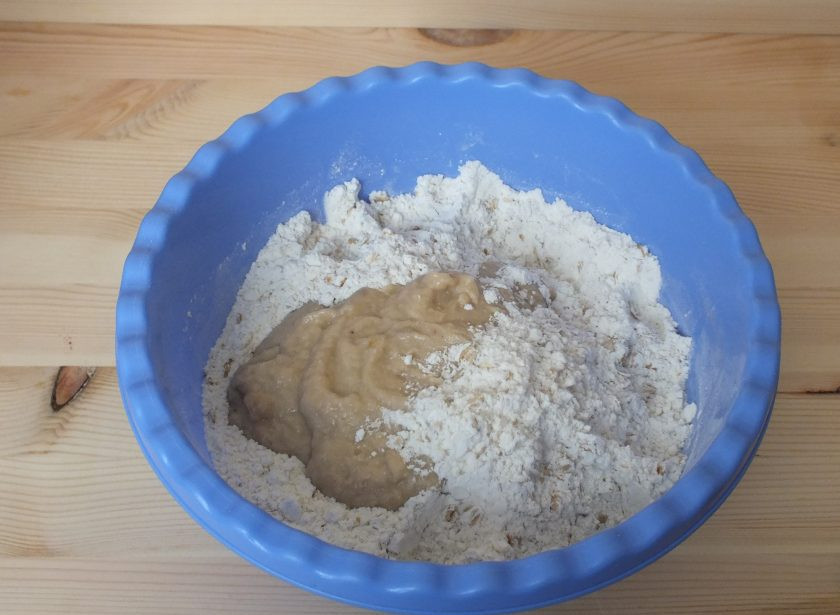 1. Этап. Печенье из яблок и бананов: К сыпучим ингредиентам добавьте фруктовую массу.