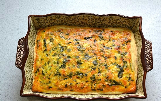 1. Этап. Пирог с фетой и шпинатом: Запекайте пирог с фетой и шпинатом около 40-45 минут до румяности.