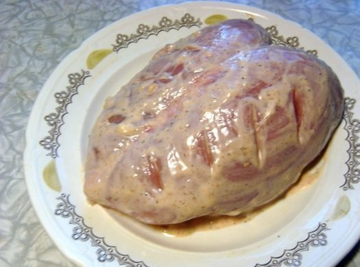 1. Этап. Куриная грудка, запеченная в сметане: 2. В данном варианте рецепт приготовления куриной грудки, запеченной в сметане, рассчитан на грудку на кости, однако можно использовать и филе. Грудку вымыть и просушить, сделать небольшие надрезы сверху. Обильно смазать соусом со всех сторон и отложить на некоторое время, чтобы она пропиталась маринадом.