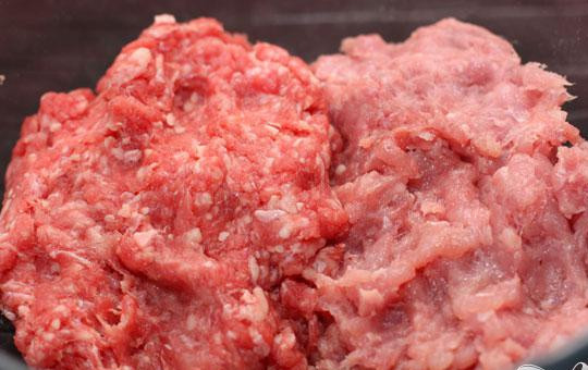 1. Этап. Гамбургер с белыми грибами: 1. Смешиваем два вида фарша и хорошенько вымешиваем. Свиной фарш можно заменить мясом индейки, он не такой жирный. Кабачки и грибы дадут и так достаточно соку гамбургерам.