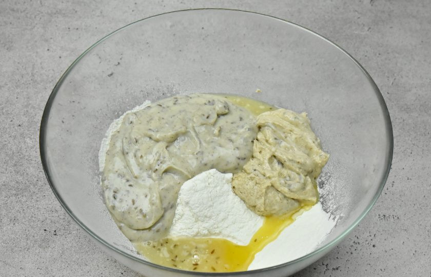 1. Этап. Литовский хлеб: В миску с мукой выложите всю активную закваску, заварку с тмином, соль, мед и влейте еще 10 мл. воды.