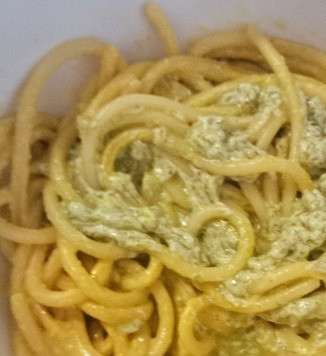 1. Этап. Макароны с ароматным соусом: Разложить макароны по блюдам, полить соусом из чеснока и петрушки. Можно подавать. Приятного аппетита.