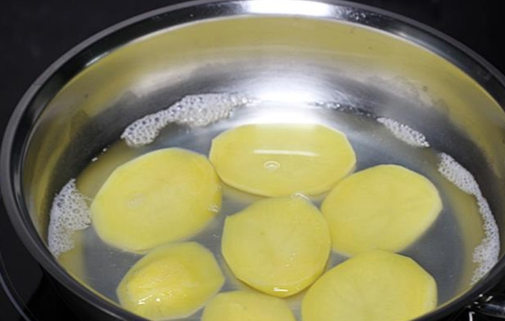 1. Этап. Бутерброды на шпажках: 1. Очистите картофель и вымойте его, затем нарежьте толстыми кружочками и отварите до готовности (не переварите), затем аккуратно достаньте из воды.