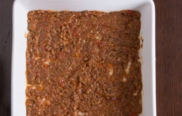 1. Этап. Вкуснейшая лазанья: 7. На дно формы для запекания уложите толстый слой томатно-мясного соуса.