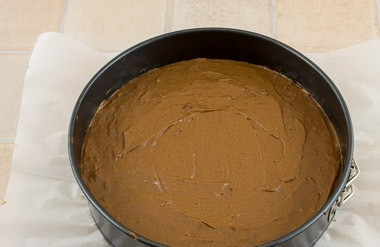 1. Этап. Австрийский торт Захер: Разогрейте духовку до 180 градусов. Круглую форму для выпечки смажьте немного маслом. Влейте в неё тесто, разровняйте его.