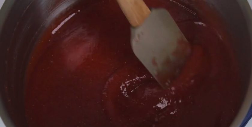 1. Этап. Нежный торт Мечта: 2. Крахмал залейте холодной кипяченой водой и размешайте. Клубничное пюре доведите до кипения, добавьте сахар и проварите в течение 1 минуты, помешивая. В завершение добавьте крахмал и тщательно размешайте смесь.