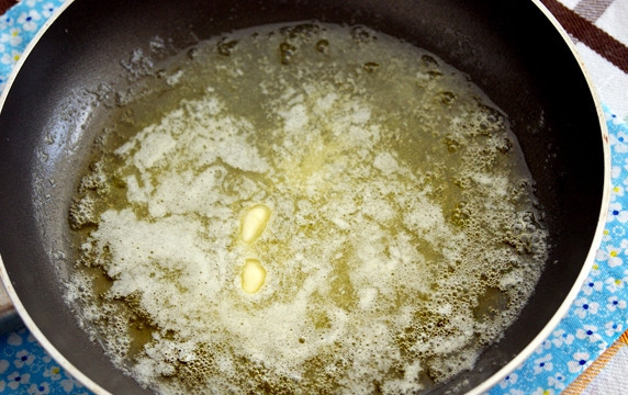 1. Этап. Шампиньоны в соусе Бешамель: 3. В данном случае используется заранее приготовленный соус. Чтобы его сделать, растопите на сковороде сливочное масло.