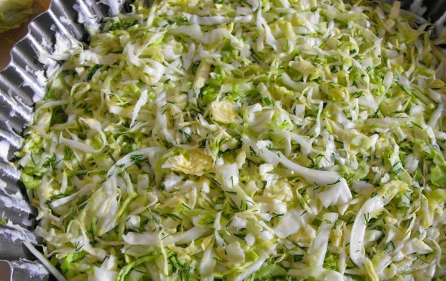 1. Этап. Пирог с майонезом: Смажьте форму для выпечки маслом. Выложите ровным слоем капусту.