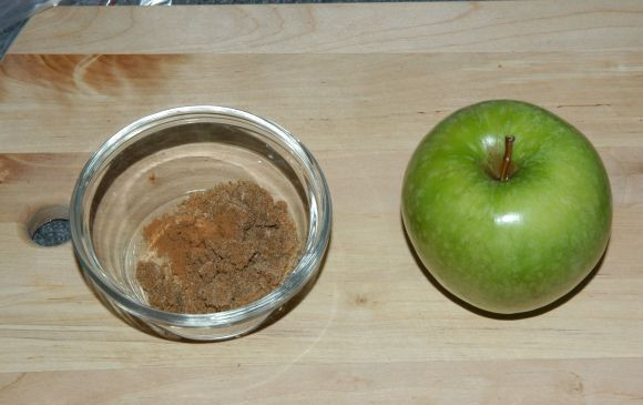 1. Этап. Запеченные яблоки с корицей: Ингредиенты на 1 яблоко: 1 столовая ложка сахара 1/4 чайной ложки корицы Яблоко (можете приготовить и несколько яблок в зависимости от количества людей) Хорошенько перемешайте сахар и корицу.