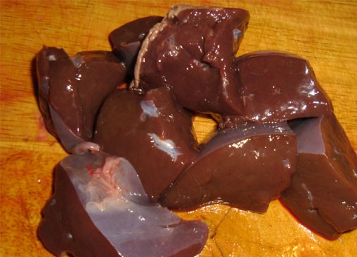 1. Этап. Паштет из печени говяжей: Печень промойте и нарежьте небольшого размера кусочками.