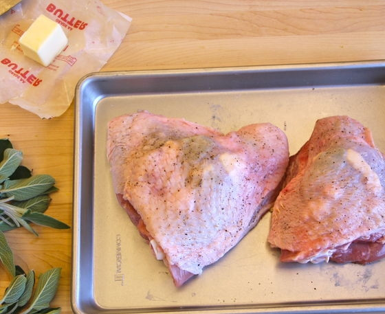 1. Этап. Бедро индейки в духовке: Поверхность хорошенько смазываем солью и перчиком.