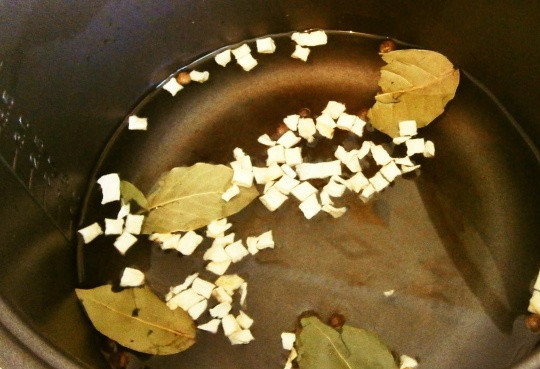 1. Этап. Пельмени на пару: 1. В чашу мультиварки выкладываем все специи и приправы. Я еще корень петрушки добавила. Заливаем литром кипятка.