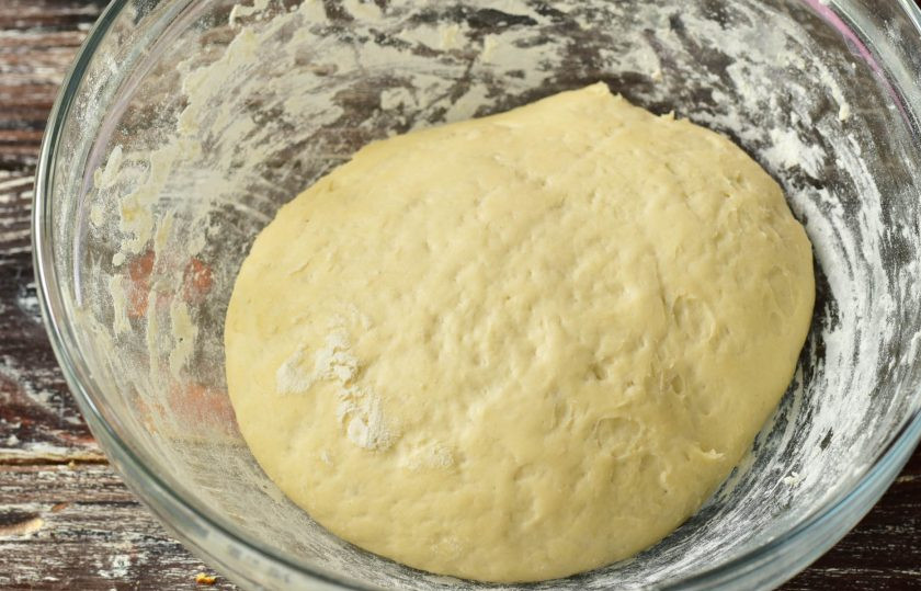 1. Этап. Беляши без яиц: Через час, когда тесто поднимется, обомните его рукой.