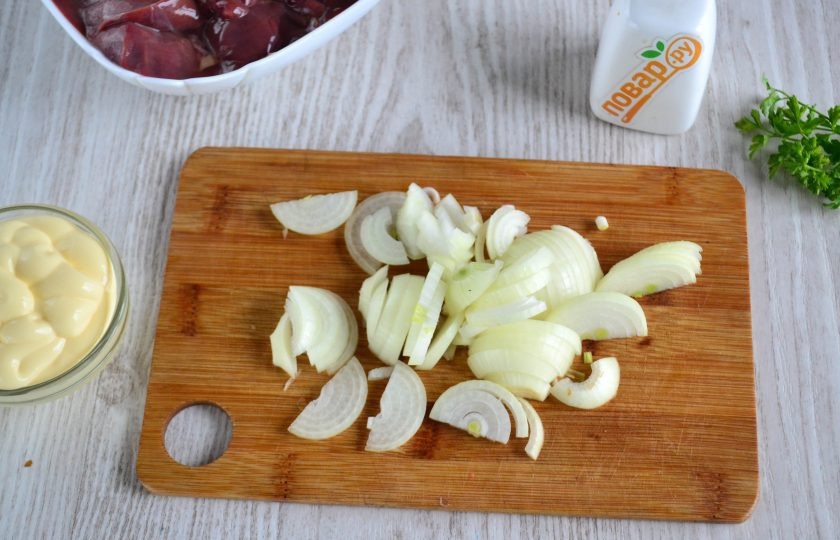 1. Этап. Куриная печень на сковороде с майонезом: Лук порежьте полукольцами или четвертькольцами.