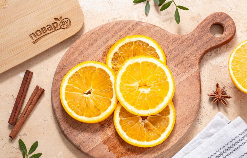 1. Этап. Глинтвейн с апельсином: Апельсин ошпарьте кипятком, затем нарежьте на кружочки или полукружие.