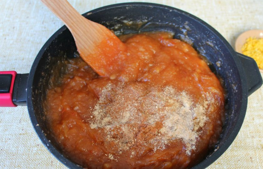 1. Этап. Заготовка яблок для пирогов: Добавляем корицу, имбирь и кардамон.