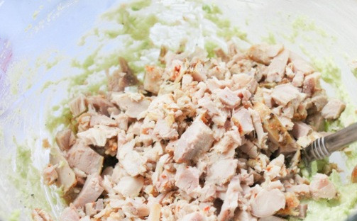 1. Этап. Салат с авокадо и курицей: Добавьте курицу.