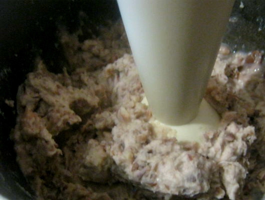 1. Этап. Постные паштеты: Когда все овощи приготовятся, берем блендер. Измельчаем все блендером в кашицу. Закидываем фасоль, грибы с поджаркой. Досаливаем, перчим. У нас получается пюреобразная масса. При необходимости можно долить немного отвара от фасоли.