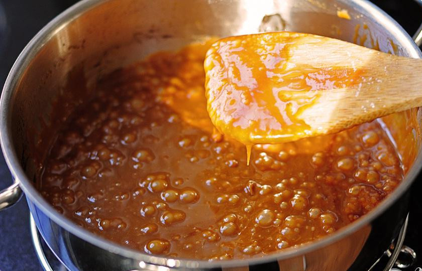 1. Этап. Миндальные конфеты: 2. Варить на сильном огне, постоянно помешивая, пока не получится карамельная масса светло-коричневого цвета.