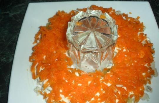 1. Этап. Салат Малахитовый браслет с киви: Сверху натрите морковь на крупной тёрке.