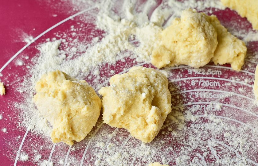 1. Этап. Крендель с творогом: Разделите его на кусочки.